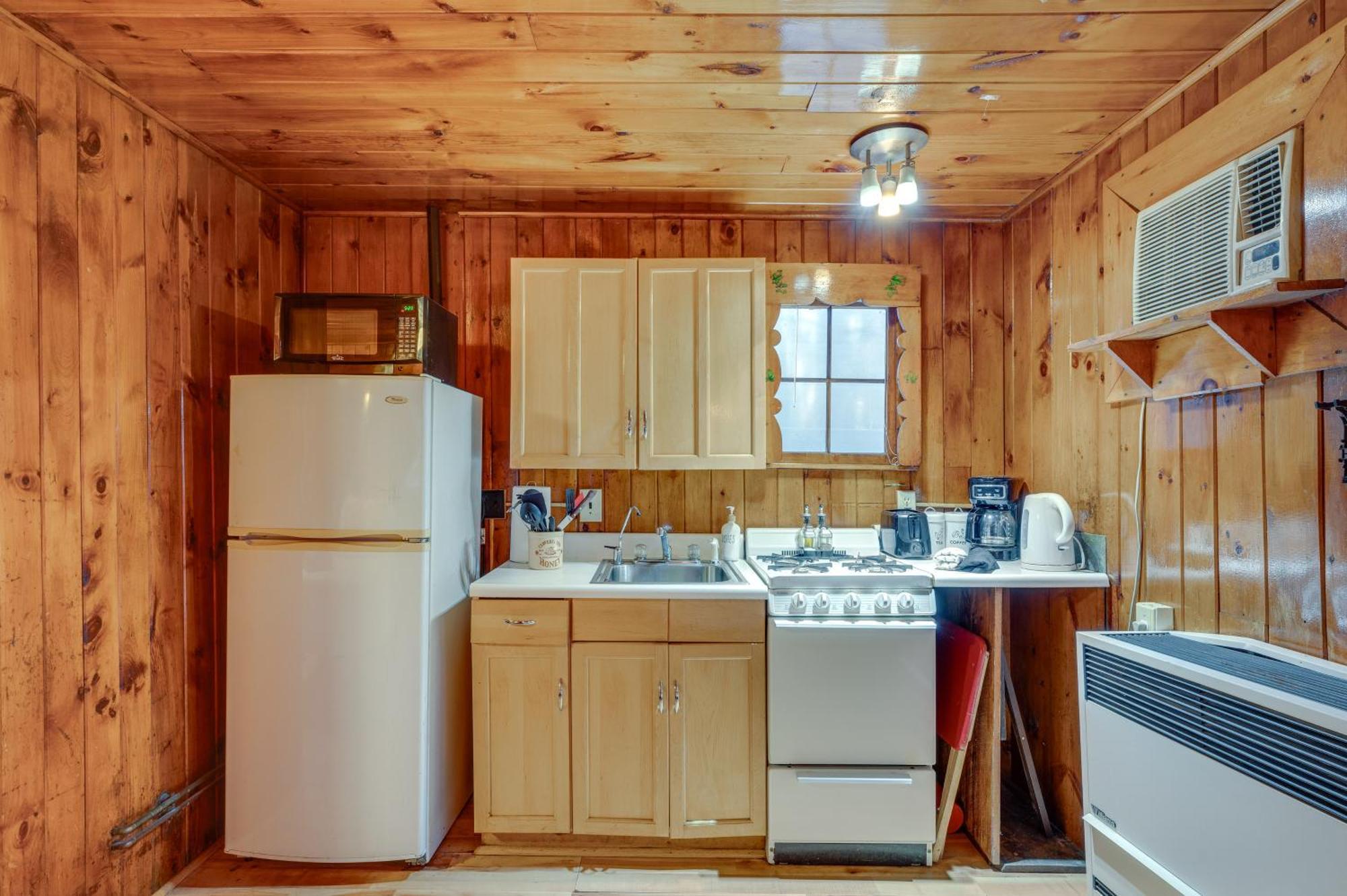 Cozy Laconia Studio With Pool Access - 2 Mi To Lake! Διαμέρισμα Εξωτερικό φωτογραφία